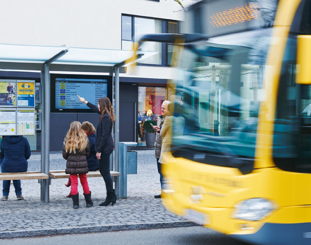 Weniger warten lassen: Entdecke, wie Echtzeit-Fahrgastinfos die Zufriedenheit erhöhen.  Fahrgäste empfinden Wartezeiten um bis zu 30 % kürzer, wenn sie wissen, wann ihr Bus kommt.