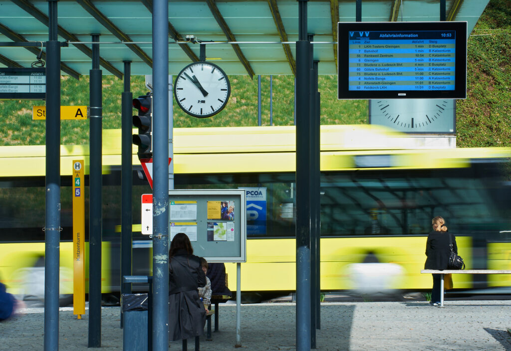 In unserem Newsletter bekommst du genau die Informationen, die deinen Betrieb nach vorne bringen. Praxisnah, verständlich, klar sortiert. Von digitalen Lösungen für Planung und Disposition bis zu Vorgaben aus VDV und neuen Förderthemen!