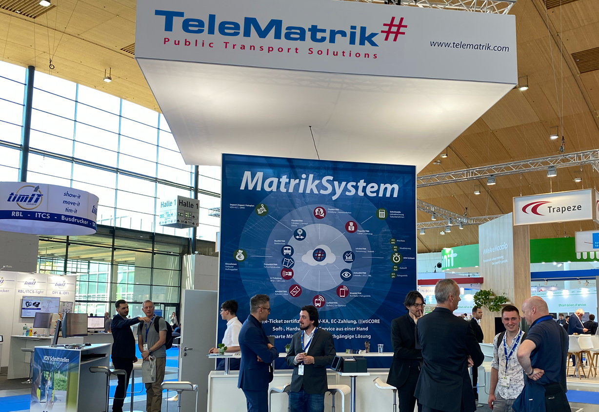 IT-Trans: Messeauftritt von TeleMatrik. Linus Gebhardt, Martin Gebhardt und Claudio Ganahl im Gespräch mit Kunden.