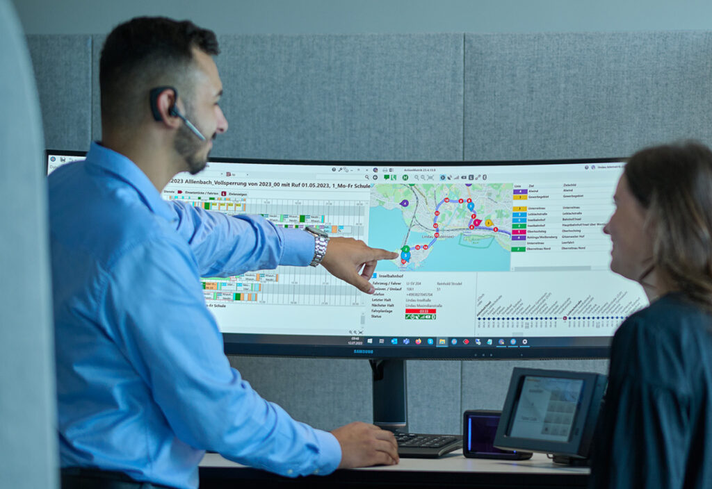 CallMATRIK verbindet die Annahme der Kundenfahrt mit der automatischen Tourenbildung, der Navigation im Fahrzeug und einer eigenen Rufbusstatistik.